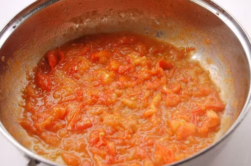 Bỏ tỏi băm vào phi thơm. Cho thịt băm vào đảo đều tay và tơi thịt. Sau đó bỏ cà chua băm vào xào, thêm muối và nước mắm. Xào cà chua đến khi ra màu hồng hồng, thêm mộc nhĩ đã cắt mịn vào. Ảnh: ketnoikienthuc.com.