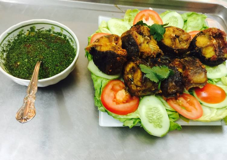 Ớt, gừng, tỏi thái nhỏ trước khi giã. Cho vào cối giã nhỏ. Pha cùng đường phèn, nước mắm và chanh. Thái nhỏ lá thì là cho vào bát nước chấm thêm mùi thơm và ngon hơn. Xếp cá và rau quả ra đĩa. Ảnh: cookpad.com.