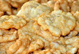 1. Chả mực sốt chua ngọt thì là. Nguyên liệu: Chả mực, thì là, cà chua, nước mắm, mì chính, hạt nêm. Phi một chút hành củ với dầu ăn, đổ cà chua thái múi cau vào đảo cho cà chua mềm. Ảnh: Vietnamnet.vn.