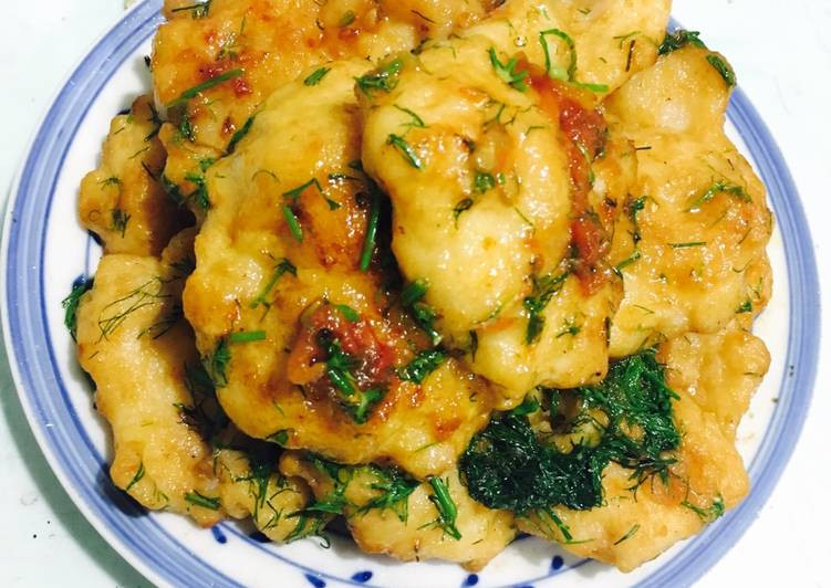 Nêm gia vị vừa đủ, thêm 1 chút đường vào sốt cà chua rồi trút chả mực vào chảo. Đảo chả mực và sốt cà chua trong khoảng 2 phút. Rau thì là rửa sạch, xắt nhỏ, đổ vào chảo chả mực và tắt bếp. Ảnh: cookpad.com.