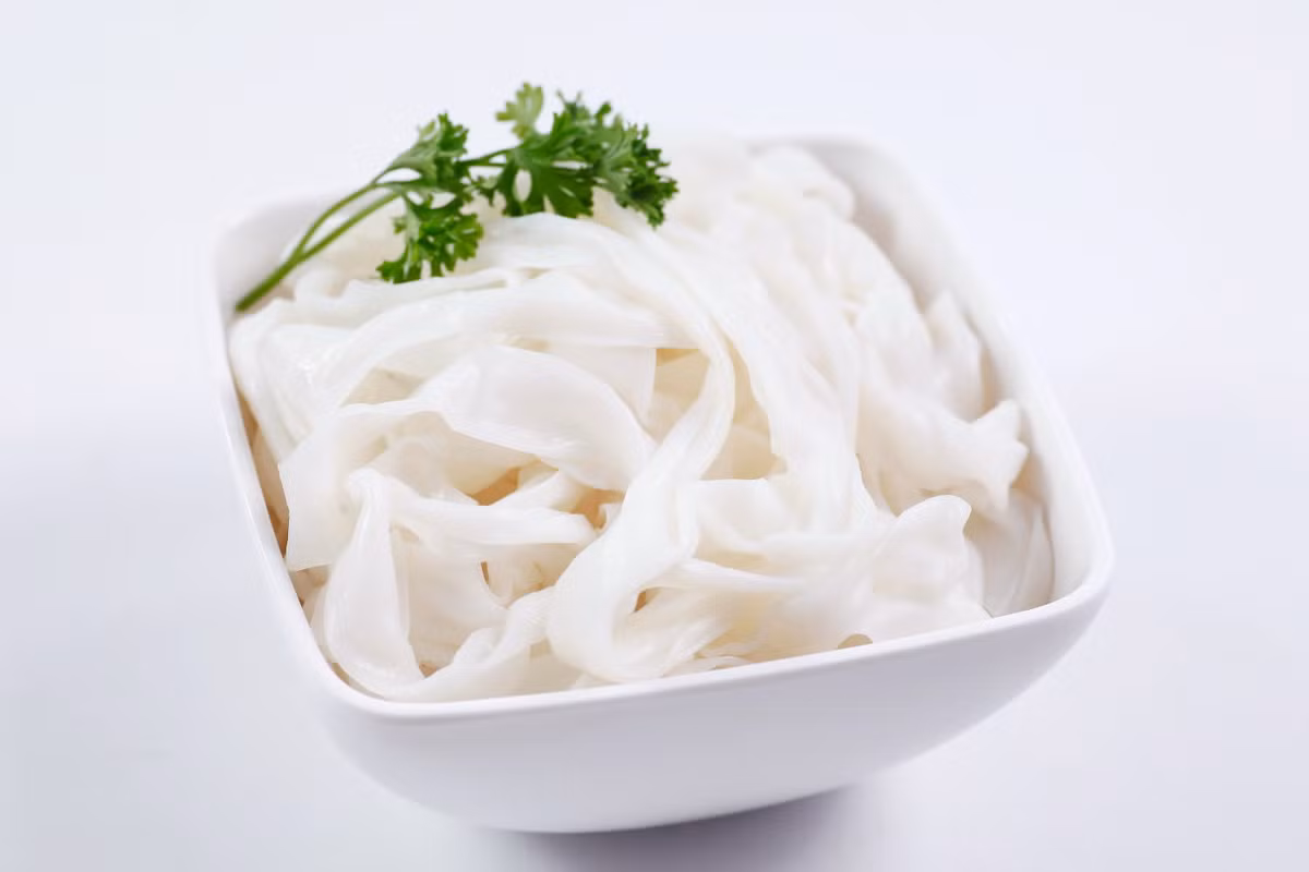 Hành khô phi, lạc rang giã dập. Bánh phở trần qua. Luộc tôm, bóc vỏ. Nước luộc gà, mắm, đường, dấm, nước chốt chanh trộn vào thành nước chua ngọt và vị chua nhiều hơn. Ảnh: youtube.com.