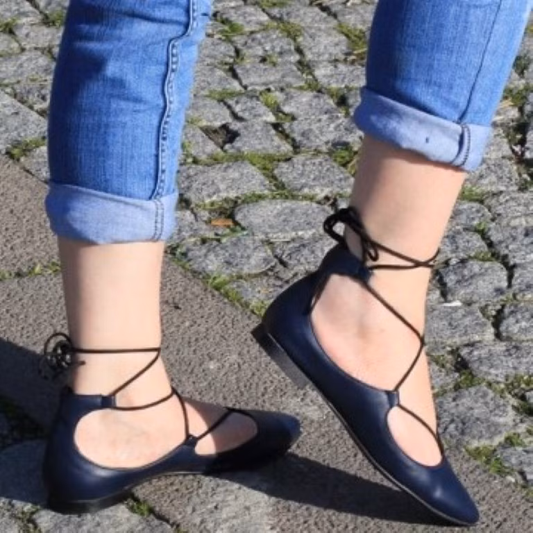 6. Giày buộc dây: Tô điểm cho set đồ của bạn một vẻ quyến rũ và đầy nổi bật, thời thượng. Bạn có thể phối bộ đôi này với áo sơmi cách điệu, hoặc thậm chí là áo thun trơn màu đều rất đẹp và thú vị. Ảnh: encokbanasor.com.