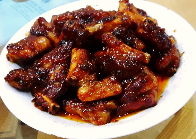 Thơm bỏ lõi, xắt miếng vừa ăn. Bắc chảo nóng, cho dầu vào phi thơm tỏi, lần lượt cho dưa leo, thơm, thanh cua vào xào. Nêm nếm vừa ăn. Cho nước ép cà chua vào đảo đều. Tắt bếp, rắc hành, rau cần lên trên. Ảnh: cookpad.com.