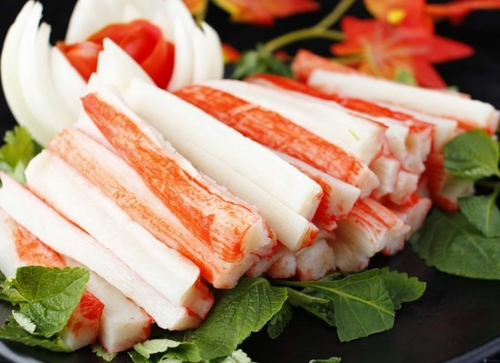 2. Thanh cua xào chua ngọt. Nguyên liệu: Thanh cua, dưa leo, dứa, tỏi, hành, cần tây, nước ép cà chua, nước tương, hạt nêm, dầu ăn. Thanh cua cắt đôi. Hành tước sợi. Cần tây rửa sạch cắt khúc. Dưa leo bổ đôi, nạo bỏ ruột, xắt miếng xéo vừa ăn. Ảnh: yan.vn.