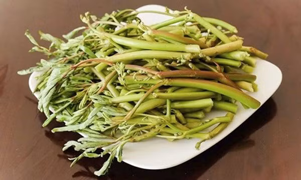 2. Canh rau rút cá rô. Nguyên liệu: Cá rô, rau rút, đậu bắp, cà chua, me, rau om, ớt, tỏi, dầu ăn, gia vị. Rau rút nhặt rửa sạch, cắt khúc, cá rô làm sạch. Bắt nồi lên bếp, cho dầu ăn vào xào rô đồng sơ qua. Đổ nước vào nồi đun sôi rồi cho rau rút vào. Ảnh: eva.vn.
