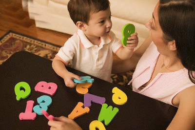 2. Phát triển ngôn ngữ: Trẻ hai tuổi đang tập nói, nên việc phát triển ngôn ngữ là vô cùng quan trọng. Dạy con học nói, học hát thật nhiều, nói chuyện thật nhiều. Ảnh: mamnon.com.