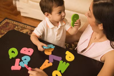 2. Phát triển ngôn ngữ: Trẻ hai tuổi đang tập nói, nên việc phát triển ngôn ngữ là vô cùng quan trọng. Dạy con học nói, học hát thật nhiều, nói chuyện thật nhiều. Ảnh: mamnon.com.