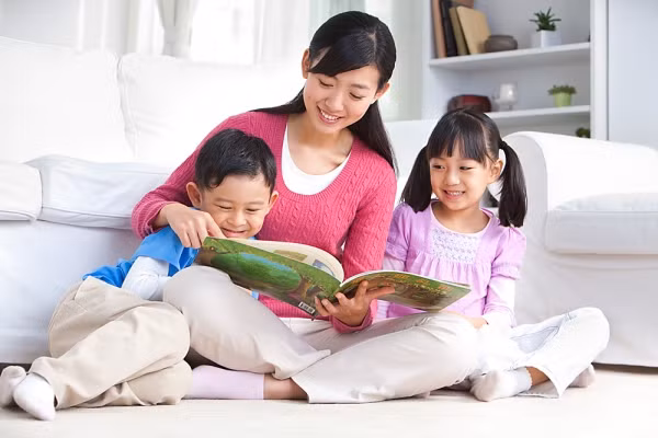 Kể chuyện cho bé nghe, đọc cho bé qua những cuốn truyện tranh ngộ nghĩnh để giúp bé khơi gợi vốn từ vựng và kiến thức ở bé. Ảnh: bau.vn.