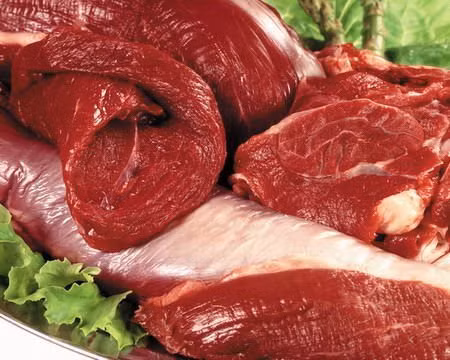 Để phòng tránh cho bé, bạn nên tăng cường cho bé ăn các loại thực phẩm giàu sắt như gan động vật, thịt bò, nho khô và các loại thực phẩm khác. Ảnh: racyja.com.