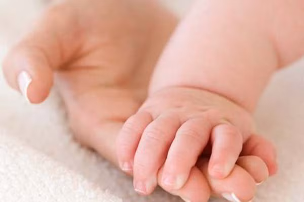 2. Móng nhiều đường kẻ sọc: Nếu mẹ để ý thấy móng của trẻ có một số đường kẻ sọc mảnh, màu sáng đều từ đáy móng tới đầu ngón tay nghĩa là trẻ đang bị thiếu vi chất là sắt và kẽm. Ảnh: ViCare.vn.