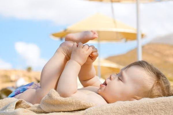 Để cung cấp đầy đủ vitamin D nên cho trẻ tắm nắng hoặc ăn các thực phẩm giàu vitamin D như trứng, rau xanh. Ảnh: dinhduongonline.vn.