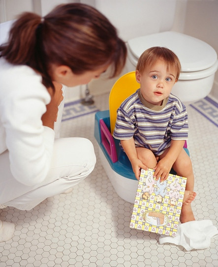 Bước 3: Cho trẻ ngồi vào bô và sử dụng ám hiệu đó. Ảnh: TinyBook.net.