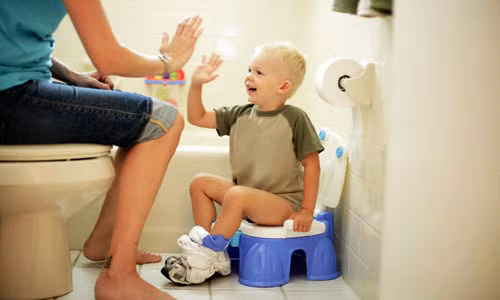 7. Nga: Tại Nga, khi trẻ được khoảng 6 tháng tuổi, đặc biệt là giai đoạn trẻ có thể tự ngồi được, bố mẹ sẽ bắt đầu dạy trẻ cách dùng bô. Ảnh: Ydvn.net.