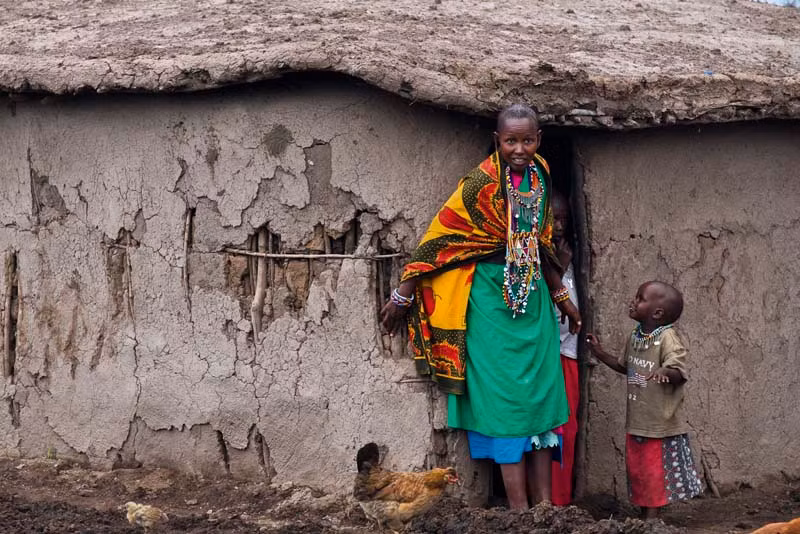 3. Kenya và Tanzania: Những người mẹ tại đây họ sẽ hướng dẫn trẻ cách đi vệ sinh ngay từ tuần đầu tiên sau khi sinh. Họ sẽ dựa vào các biểu hiện của con để nhận biết thời điểm nên cho bé đi vệ sinh. Những đứa trẻ ở đây thường được bố mẹ cho đi vệ sinh ngay ở trên đất mà không có bất cứ một nhà vệ sinh nào. Ảnh: VYCTravel.com.