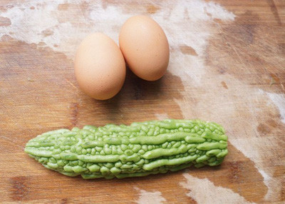 3. Trứng rán tôm mướp đắng. Nguyên liệu: Mướp đắng, tôm khô, trứng, đường, dầu mè, hạt tiêu, muối. Thái mướp đắng thành những lát thật mỏng. Chần qua nước sôi với một chút muối, sau đó nhúng ngay vào nước lạnh. Ảnh: aFamily.vn.