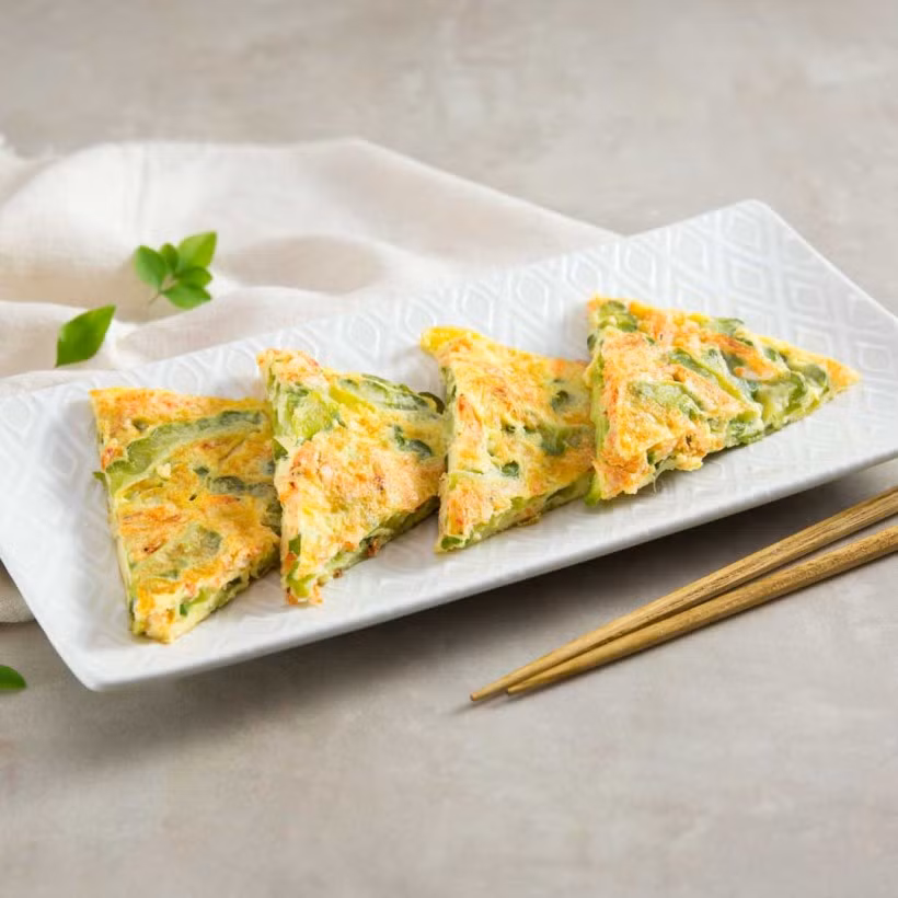 Sau đó, bạn đổ trứng vào và rán vàng cả 2 mặt. Sau khi trứng chín, chúng ta cắt thành các miếng vừa ăn. Ảnh: kenh14.vn.