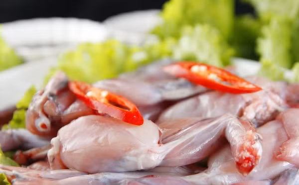 1. Canh bong bóng cá nấu thịt ếch. Nguyên liệu: Thịt ếch, thịt lợn, chân gà, bong bóng cá, gừng, xương gà. Ếch làm sạch chặt miếng. Thịt nạc, chân gà rửa sạch, thịt thái miếng vừa ăn. Bong bóng cá ngâm nước sôi cho nở, sau đó rửa lại vài lần cắt khúc. Ảnh: Kenh14.vn.