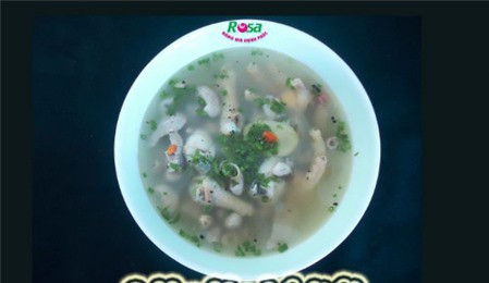 Cho kỷ tử vào nồi nước dùng gà nấu sôi, nêm nếm ít muối, đường, hạt nêm. Cho chân gà, ếch, thịt heo, bong bóng cá vào nồi, nấu lửa nhỏ đến khi ếch chín, sau đó nêm nếm lại cho vừa ăn. Múc canh bong bóng cá nấu ếch ra tô, dùng nóng. Ảnh: Tinbaihay.net.