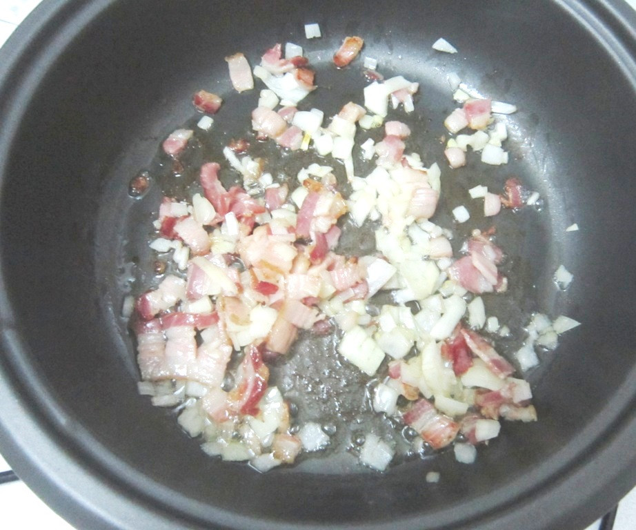 Rau củ đem rửa sạch. Sau đó thái khúc cần tây, hành hoa. Cà rốt, ngô non, dứa thái miếng vừa ăn. Cà chua bổ múi cau. Đậu Hà Lan tước bỏ xơ. Hành tây thái sợi nhỏ. Hành khô, tỏi khô băm nhỏ. Đặt chảo lên bếp cho chút dầu ăn phi thơm hành tỏi rồi cho bong bóng cá đã ướp vào xào cho chín. Sau đó trút bong bóng ra đĩa khác. Ảnh: Cachlammoi.com.