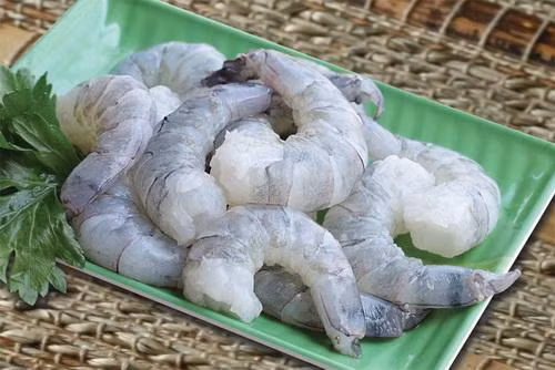 Trứng gà đánh tan, chiên thật mỏng. Bông cải xanh, trắng rửa sạch, để ráo, cắt miếng vừa ăn. Cà rốt gọt vỏ, tỉa hoa, cắt lát mỏng. Trải 1 lớp bóng cá ra khay, phết vào 1 lớp giò mỏng, đặt lên 1 lớp bóng cá, 1 miếng trứng chiên, sau cùng đặt lớp bóng cá lên, cuộn tròn lại, đem hấp chín, cắt lát vừa ăn. Ảnh: thucphamsachfresh.com.