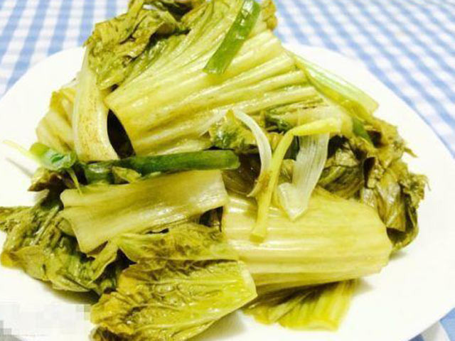 Dưa cải chua chọn phần nhiều cuống sẽ giòn, ngon hơn. Dưa cải rửa sạch, để ráo nước. Hành tăm bóc vỏ, rửa sạch, đập giập. Gừng gọt vỏ, rửa qua, đập giập, bằm nhỏ. Hành lá nhặt rễ, lá úa, rửa sạch. Rau răm nhặt bỏ gốc, đoạn già, rửa sạch. Hành lá, rau răm sau khi rửa sạch, xắt nhỏ. Ớt rửa sạch, xắt lát. Ảnh: 24h.com.vn.