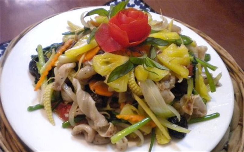 Tiếp tục cho chảo dầu nóng già, phi thêm hành tỏi băm nhỏ lần lượt cho nấm hương, cà rốt, ngô non, đậu hà lan, cần tây, hành hoa cho sau cùng nêm nếm gia vị vừa ăn, đảo nhanh tay cho các nguyên liệu chín đều. Sau cùng trút phần bong bóng cá đã xào từ trước vào chảo rau củ đảo đều trên bếp khoảng chừng 2 phút rồi tắt bếp. Trút ra đĩa và rắc hạt tiêu lên trên. Ảnh: Cooky.vn.