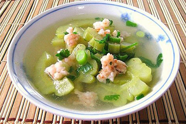 Nêm canh chút muối, bột ngọt, đường, hạt nêm chút tiêu xay, cắt hành ngò bỏ vào rồi tắt bếp. Ảnh: 2sao.vn.