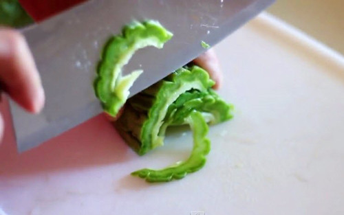 3. Canh mướp đắng nấu thịt băm. Nguyên liệu: Mướp đắng, thịt đùi, hành, ngò. Thịt mua về rửa sạch, thái nhỏ cho hạt nêm, tiêu xay, nước mắm, hành khô. Cho tất cả vào máy xay thịt. Ảnh: eva.vn.