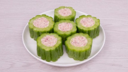 Thịt lợn xay nhuyễn, miến, mộc nhĩ, nấm hương, hành lá đem thái nhỏ. Trộn hỗn hợp thịt xay, miến, mộc nhĩ, nấm hương, hành lá, trứng lại với nhau. Nêm thêm gia vị, mì chính và chút hạt tiêu để tạo mùi thơm. Ảnh: Healthplus.vn.