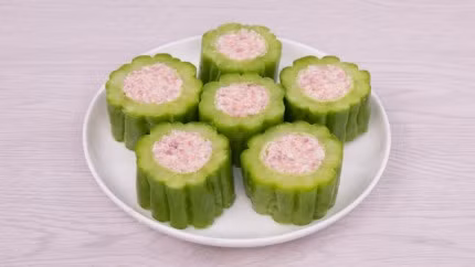 Thịt lợn xay nhuyễn, miến, mộc nhĩ, nấm hương, hành lá đem thái nhỏ. Trộn hỗn hợp thịt xay, miến, mộc nhĩ, nấm hương, hành lá, trứng lại với nhau. Nêm thêm gia vị, mì chính và chút hạt tiêu để tạo mùi thơm. Ảnh: Healthplus.vn.