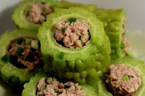 Nhồi hỗn hợp trên vào ruột quả mướp. Sau đó đem đi hấp chín. Khi mướp đã chín, vớt ra đĩa để nguồi rồi rán qua để có lớp vỏ giòn hơn. Ảnh: Lamsao.com.