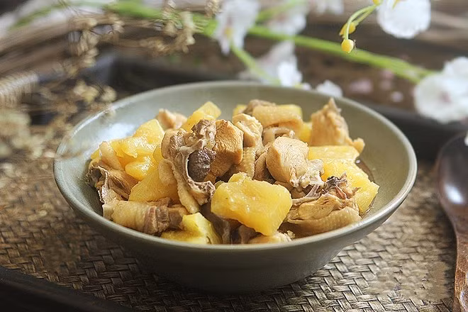 Dầu nóng cho gà vào xào đến khi gà săn chắc sau đó thêm 3 muỗng nước mắm ngon cùng 1 bát con nước đun trên lửa trung bình. Trút dứa vào kho thêm 10 phút, nêm lại gia vị cho vừa ăn và tắt bếp. Ảnh: congthucmonngon.com.