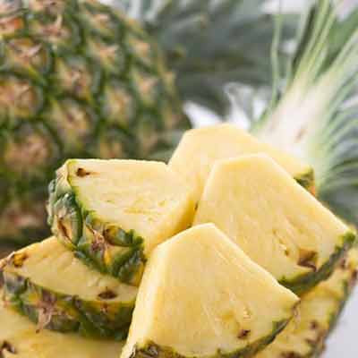 Dứa gọt sạch vỏ, bỏ mắt, thái miếng dầy 1 cm. Bắc chảo lên bếp, dầu nóng già thì cho thịt vịt vào rang vàng rồi cho sang một nồi khác. Cho dứa vào chảo dầu xào qua với một chút muối rồi trút sang nồi thịt vịt. Ảnh: dantri.com.vn.