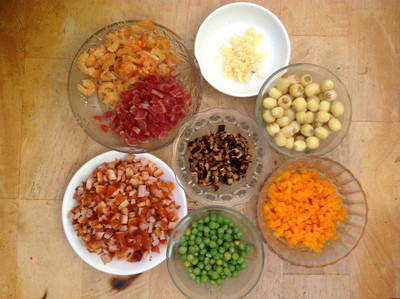 Đậu Hà Lan và hạt sen rửa sạch rồi luộc cho mềm, dừa tươi nạo cho tơi ra, chần qua với nước sôi rồi để ráo. Thịt nạc để nguyên miếng rồi ướp gia vị vào, một chút muối, đường cát, hạt nêm, mì chính, rồi rán chín, để nguội rồi thái hạt lựu. Ảnh: aFamily.vn.