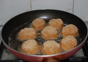 Cá thác lác ướp với thì là, gia vị gồm: bột nêm, nước mắm, đường sao cho vừa ăn. Cho thêm ít dầu ăn, quết đều. Bọc cá quanh bơ, viên tròn. Ảnh: 24h.com.vn.