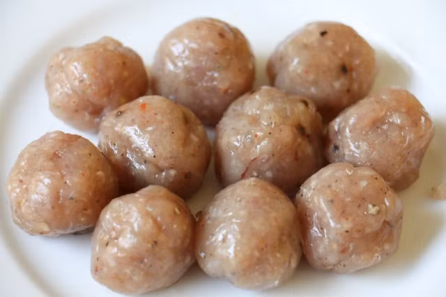 3. Cá viên bọc phô mai chiên giòn. Nguyên liệu: Cá thác lác, trứng gà, phô mai, bột chiên xù, bột mì đa dụng, dầu ăn, bột nêm, thì là, nước mắm, đường. Ảnh: BepGiaDinh.com.