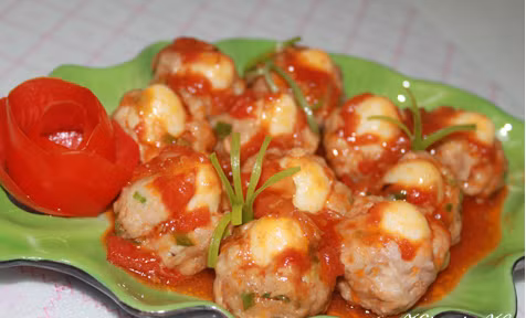 Sau đó bạn cho cá viên chiên vào, rồi cho lần lượt sốt cà chua, dầu ăn, nước tương, bột nêm vào đảo đều lên cho chả cá viên ngấm vị. Sau 3 phút, bạn cho tiếp mật ong vào, nêm nếm gia vị vừa ăn, thêm hạt tiêu, hành lá và mè trắng lên trên là hoàn thành. Ảnh: setupnhahang.bepchien.com.