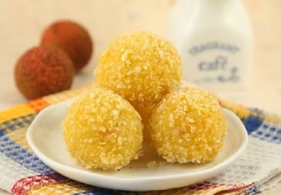 Lăn lần lượt qua bột mì, trứng, sau đó là bột chiên xù. Lập lại lần 2. Sau đó cho vào chảo dầu chiên vàng. Ăn nóng với sốt cà, tương ớt. Ảnh: Healthplus.vn.