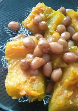 Phi thơm hành, cho bí vào xào với lửa vừa, thấy bí hơi săn lại thì thêm muối. Xào khoảng 5 phút thì cho vào nồi om cùng đậu phộng, hầm lửa liu riu, khoảng 15 phút, nêm gia vị, thêm húng quế và tiêu cho món ăn thêm hấp dẫn. Ảnh: cookpad.com.