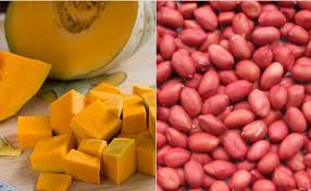 3. Bí đỏ om đậu phộng. Nguyên liệu: Bí đỏ, đậu phộng, dầu lạc, muối, nước tương, hành, rong biển. Đậu phộng ngâm nước khoảng 4 giờ, sau đó nấu với lượng nước xâm xấp vừa đủ, thêm rong biển nấu chung. Ảnh: cooky.vn.