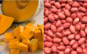 3. Bí đỏ om đậu phộng. Nguyên liệu: Bí đỏ, đậu phộng, dầu lạc, muối, nước tương, hành, rong biển. Đậu phộng ngâm nước khoảng 4 giờ, sau đó nấu với lượng nước xâm xấp vừa đủ, thêm rong biển nấu chung. Ảnh: cooky.vn.