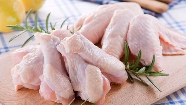 2. Cánh gà om bí đỏ. Nguyên liệu: Cánh gà, bí đỏ, nấm tươi, tiêu, hoa hồi, đường cát, xì dầu, rượu trắng, hành lá, gừng, vừng, nước. Bí đỏ để nguyên vỏ, bỏ phần hạt bên trong. Sau đó rửa sạch và thái miếng vuông vừa ăn. Ảnh: nhahanghuongsen.com.vn.