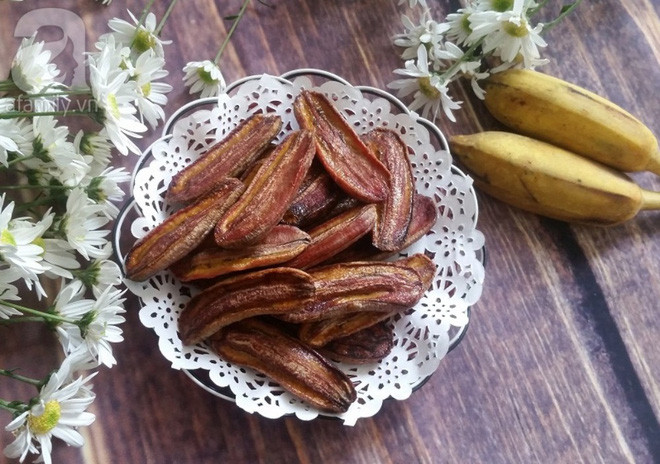 Sau mỗi lần nướng, lấy khay chuối ra đảo lại vị trí các miếng chuối để sấy cho đều. Thực hiện 3 lần cho tới khi trái chuối quắt lại là được. Ảnh: afamily.vn.