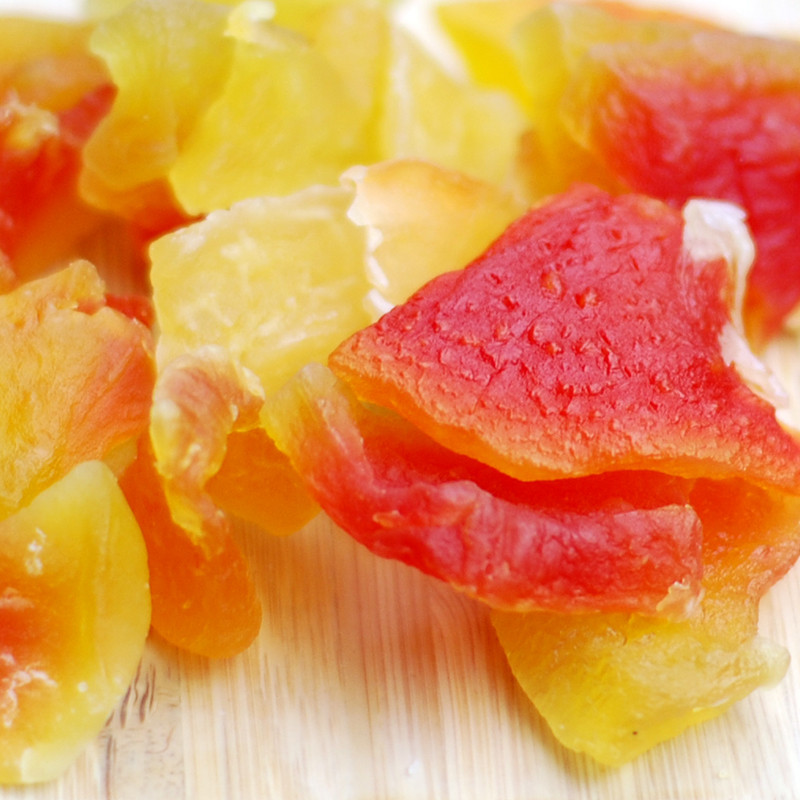 Ướp với đường (tỉ lệ 1-5 (100gr đường – 500gr đu đủ)). Ướp khoảng 5 tiếng, lâu lâu đảo lại cho ngấm đường. Xếp vào khay của máy sấy, rải đều sấy ở nhiệt độ 4-50* cho tới khi đu đủ khô. Lấy đu đủ dẻo đã sấy khô xong để nguội. Sau đó bỏ vào lọ bảo quản xong. Ảnh: hoaquachebien.com.