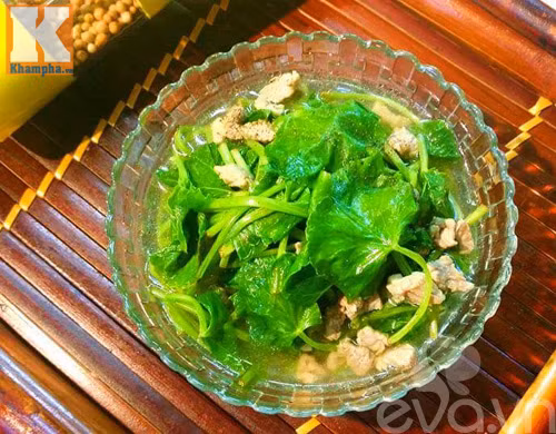 Thịt nạc rửa sạch, thái nhỏ rồi bằm sơ. Cho thịt vào xào cho tái. Lúc sau, bạn cho hạt nêm vào cùng nước. Đợi nước sôi thì cho rau má vào, nêm lại gia vị vừa ăn, chờ canh sôi trở lại thì tắt bếp. Ảnh: eva.vn.