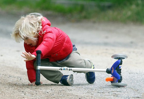 5. Ngã xe. Trẻ sẽ hình thành thói quen sợ sệt khi nhìn thấy các phương tiện giao thông, đặc biệt là khi đã ngã xe một lần. Ảnh: SongKhoe.vn.