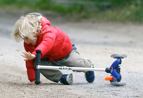 5. Ngã xe. Trẻ sẽ hình thành thói quen sợ sệt khi nhìn thấy các phương tiện giao thông, đặc biệt là khi đã ngã xe một lần. Ảnh: SongKhoe.vn.