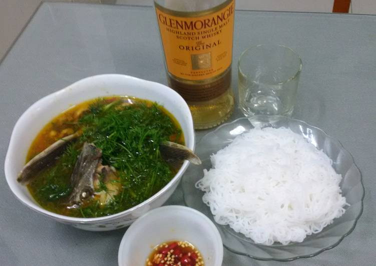 Cho dầu ăn vào nồi, dầu nóng cho hành tỏi băm nhỏ vào phi thơm, sau đó cho cà chua vào phi cho ra màu đỏ của cà chua. Cho cá vào tao cho thấm, sau đó cho nước vào, đun nhỏ lửa đến khi canh sôi thì nêm muối, bột ngọt, đường vào. Sau khi canh đã thấm, cho thì là vào. Sau đó múc ra tô và rắc tiêu lên. Ảnh: cookpad.com.