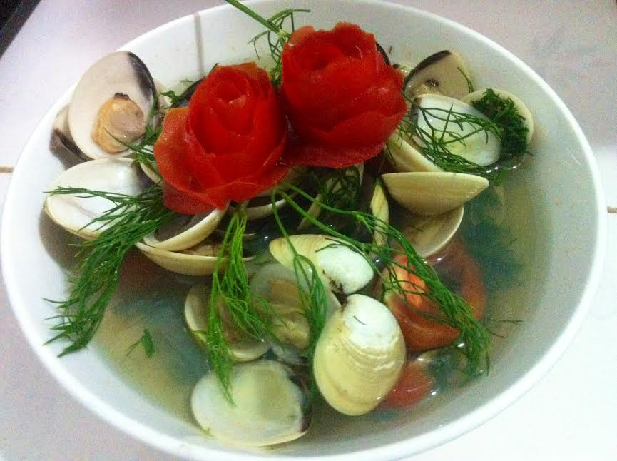 Bắc một nồi nước vừa đủ,cho ngao đã rửa sạch vào. Đợi nước sôi, tầm 3 phút là ngao hé miệng, cho ngay rau thì là vào cho ngọt nước. Cho gia vị vào tàm 2 phút là tắt ngay bếp. Ảnh: BepGiaDinh.com.