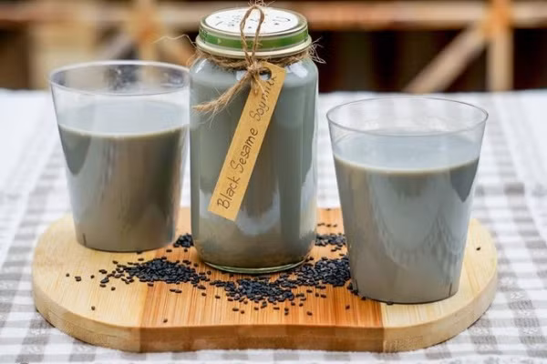 Lọc qua túi vải để lấy phần nước, thêm 0,5 lít nước vào phần bã để lọc thêm lần nữa. Thêm lá dứa vào phần nước đậu và đun sôi. Thêm đường tùy thích, có thể uống nóng hoặc để nguội và cho vào tủ lạnh uống cho mát. Ảnh: Sunhouse.com.vn.